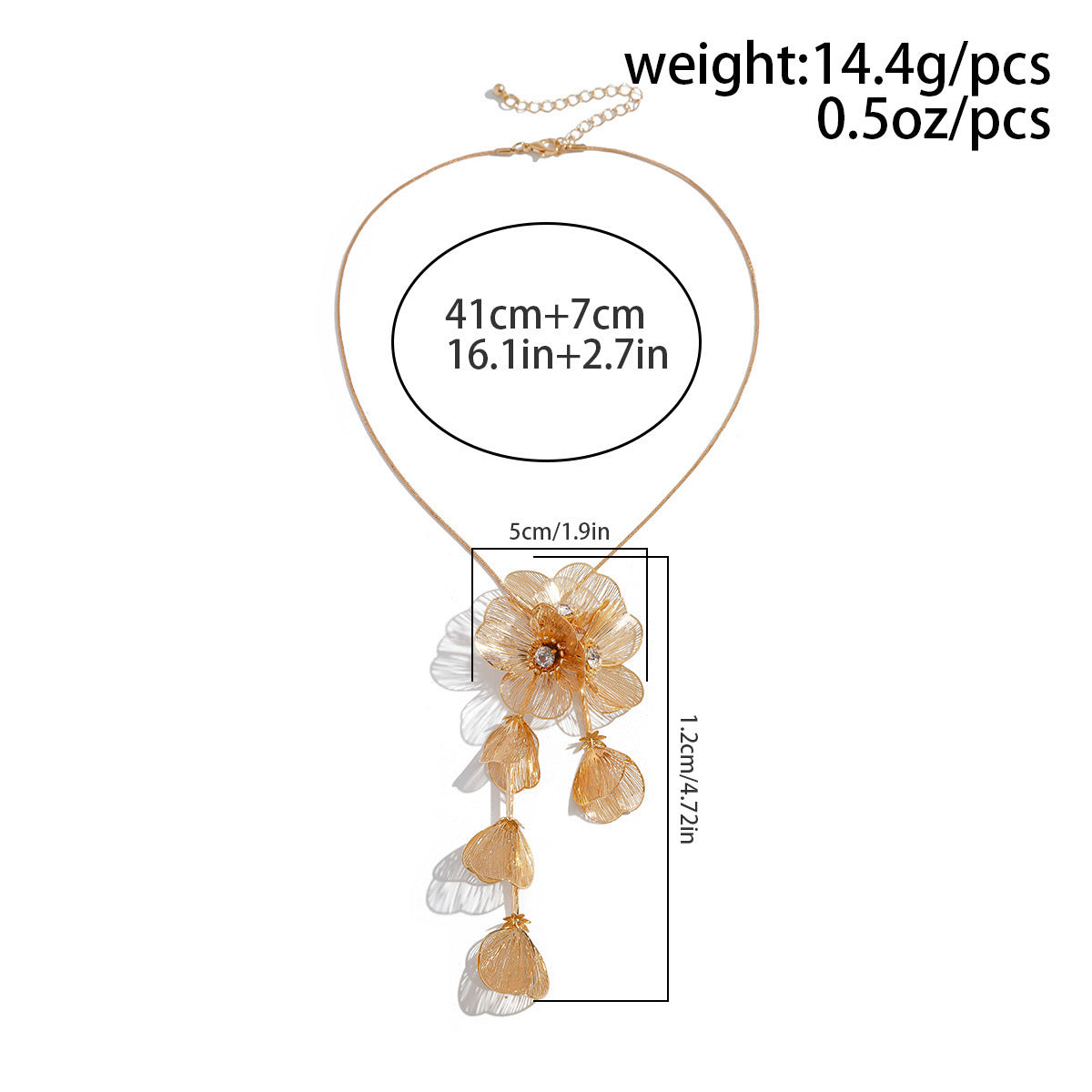 The design sense is adorned with a three-dimensional flower necklace and sweet and cool ginkgo leaf tassels