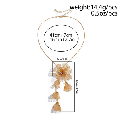 The design sense is adorned with a three-dimensional flower necklace and sweet and cool ginkgo leaf tassels
