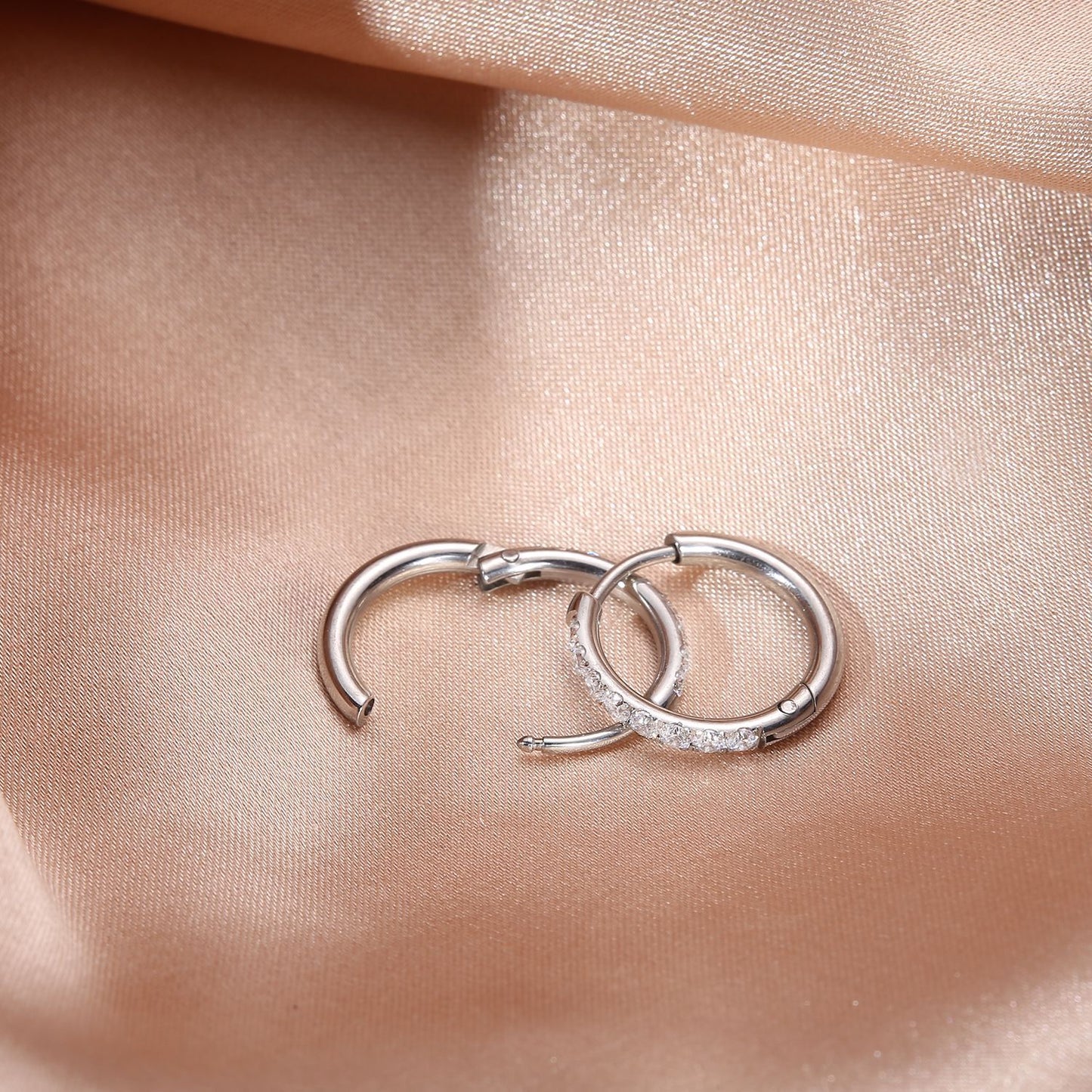 The circular color earrings are versatile. The round coil is slightly inlaid with ear loops and earrings, and the ear rings are straight for hair