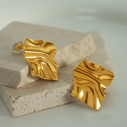 Earrings exude a sense of high-end sophistication, exaggeration and grandeur. Stud earrings are elegant and stylish earrings