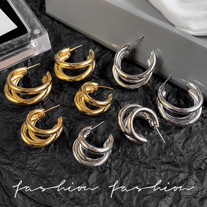 The 925 exaggerated C-shaped ring earrings are in a cold and trendy style, but they are exquisite earrings with a sense of luxury