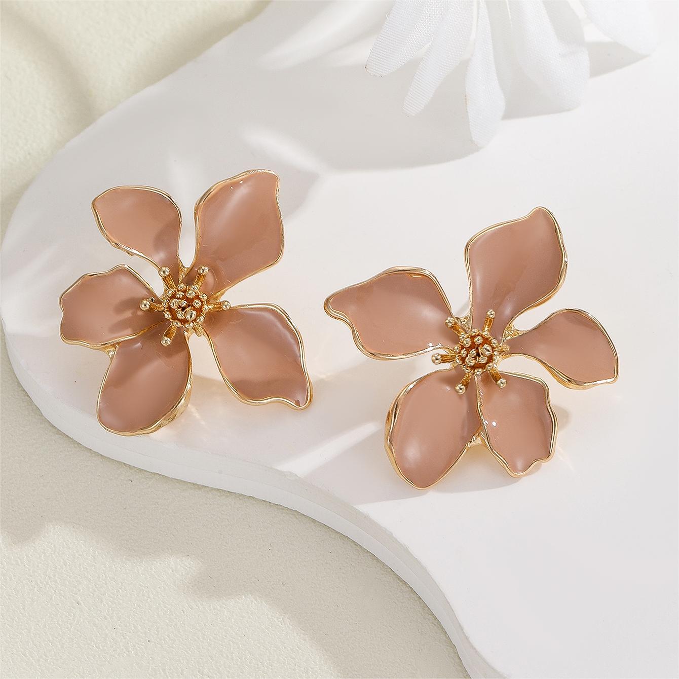Oil-dripping flower earrings exude a sense of elegance and sophistication for women. s925 earrings and stud earrings