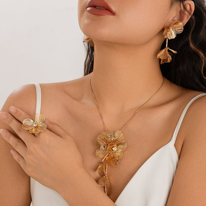 The design sense is adorned with a three-dimensional flower necklace and sweet and cool ginkgo leaf tassels