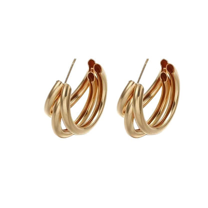 Ladies' earrings exude a sense of sophistication and elegance. They are versatile and suitable for daily commuting