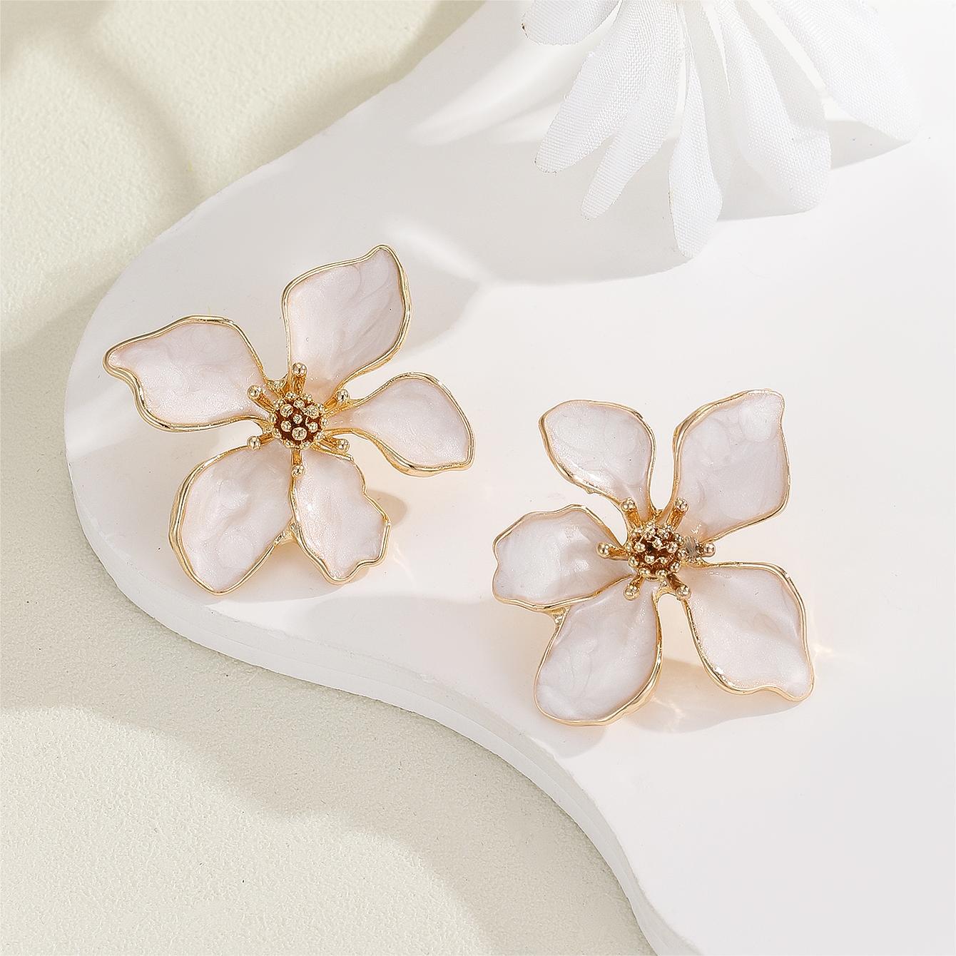 Oil-dripping flower earrings exude a sense of elegance and sophistication for women. s925 earrings and stud earrings