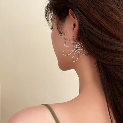 Minimalist line flower earrings design, elegant ear rings, sweet and fashionable earrings