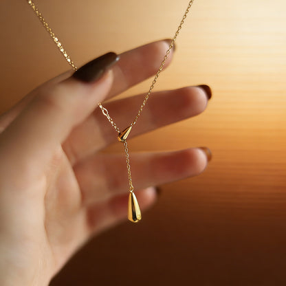 A non-fading, design-savvy, drop-shaped and elegant women's necklace