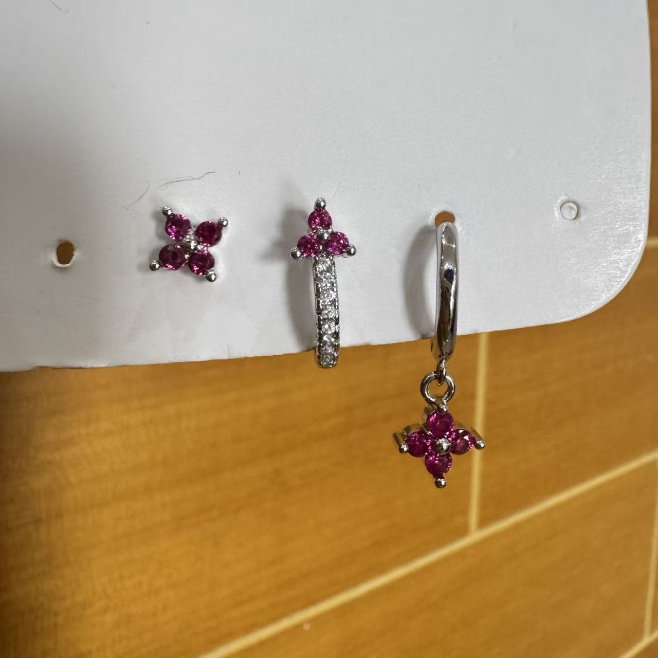 Set three earrings