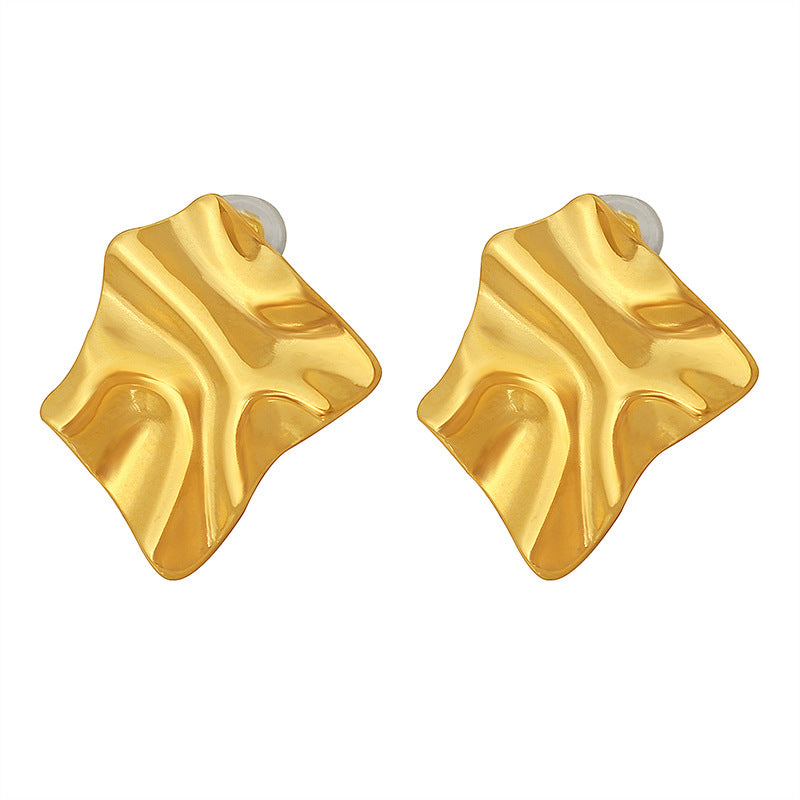 Earrings exude a sense of high-end sophistication, exaggeration and grandeur. Stud earrings are elegant and stylish earrings