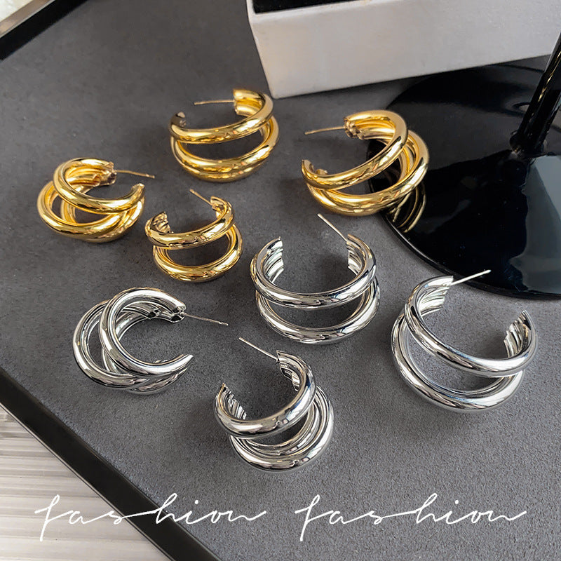The 925 exaggerated C-shaped ring earrings are in a cold and trendy style, but they are exquisite earrings with a sense of luxury