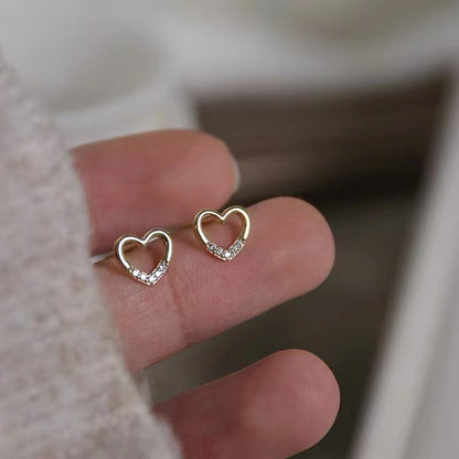 The S925 heart-shaped stud earrings with 14K plating are all, exquisite, and elegant, with a cold and sophisticated style. They are high-end earrings for women