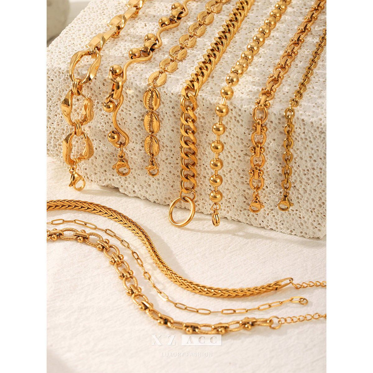 The 18k wind bracelet with a high-end feel is a Cuban handcrafted chain for women