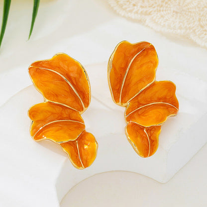 The autumn and winter Hong Kong-style maple leaf oil-dripping flower earrings have a design sense that belongs to the style of petal earrings