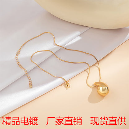 y, glossy, exaggerated, large rdrop snake chain comma