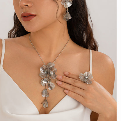 The design sense is adorned with a three-dimensional flower necklace and sweet and cool ginkgo leaf tassels