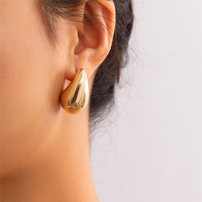 y, glossy, exaggerated, large rdrop snake chain comma