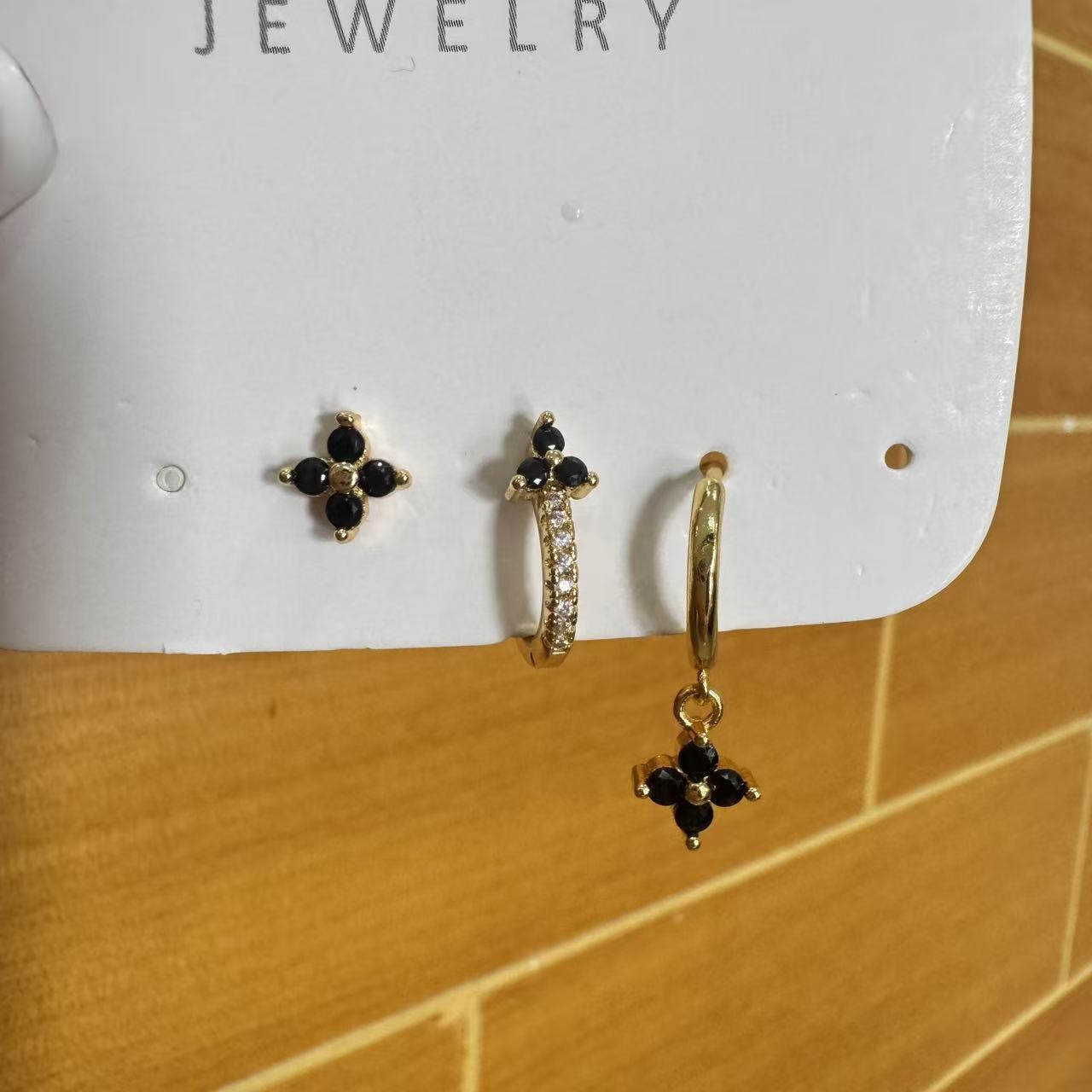 Set three earrings