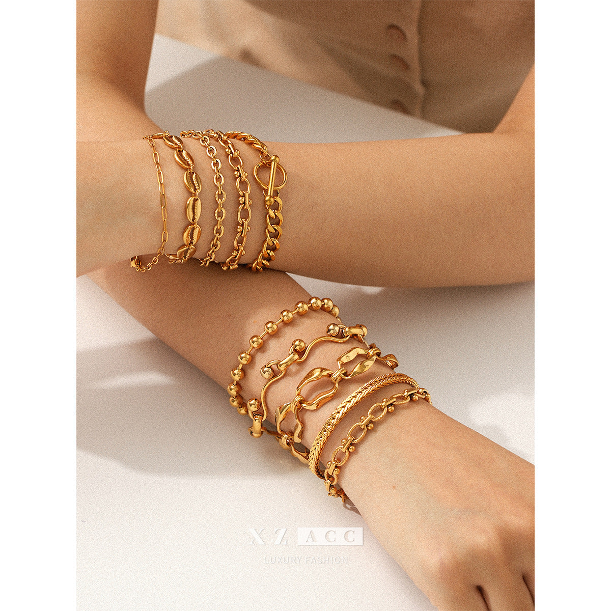 The 18k wind bracelet with a high-end feel is a Cuban handcrafted chain for women
