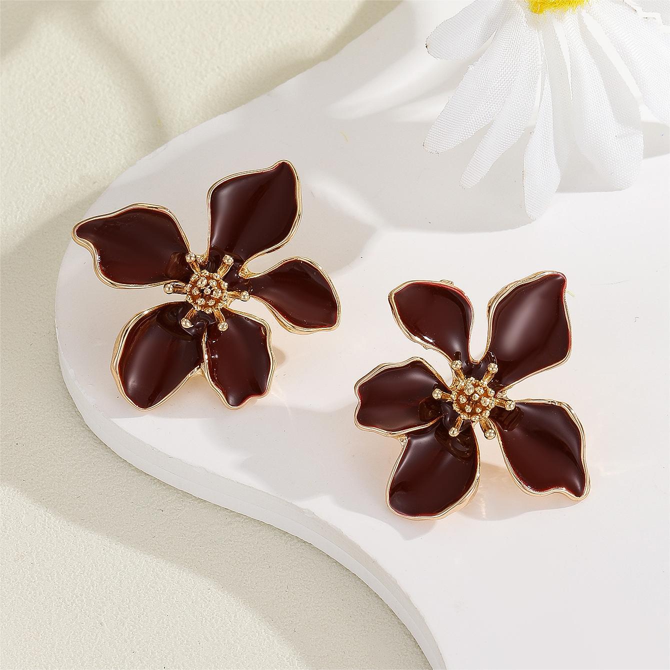 Oil-dripping flower earrings exude a sense of elegance and sophistication for women. s925 earrings and stud earrings