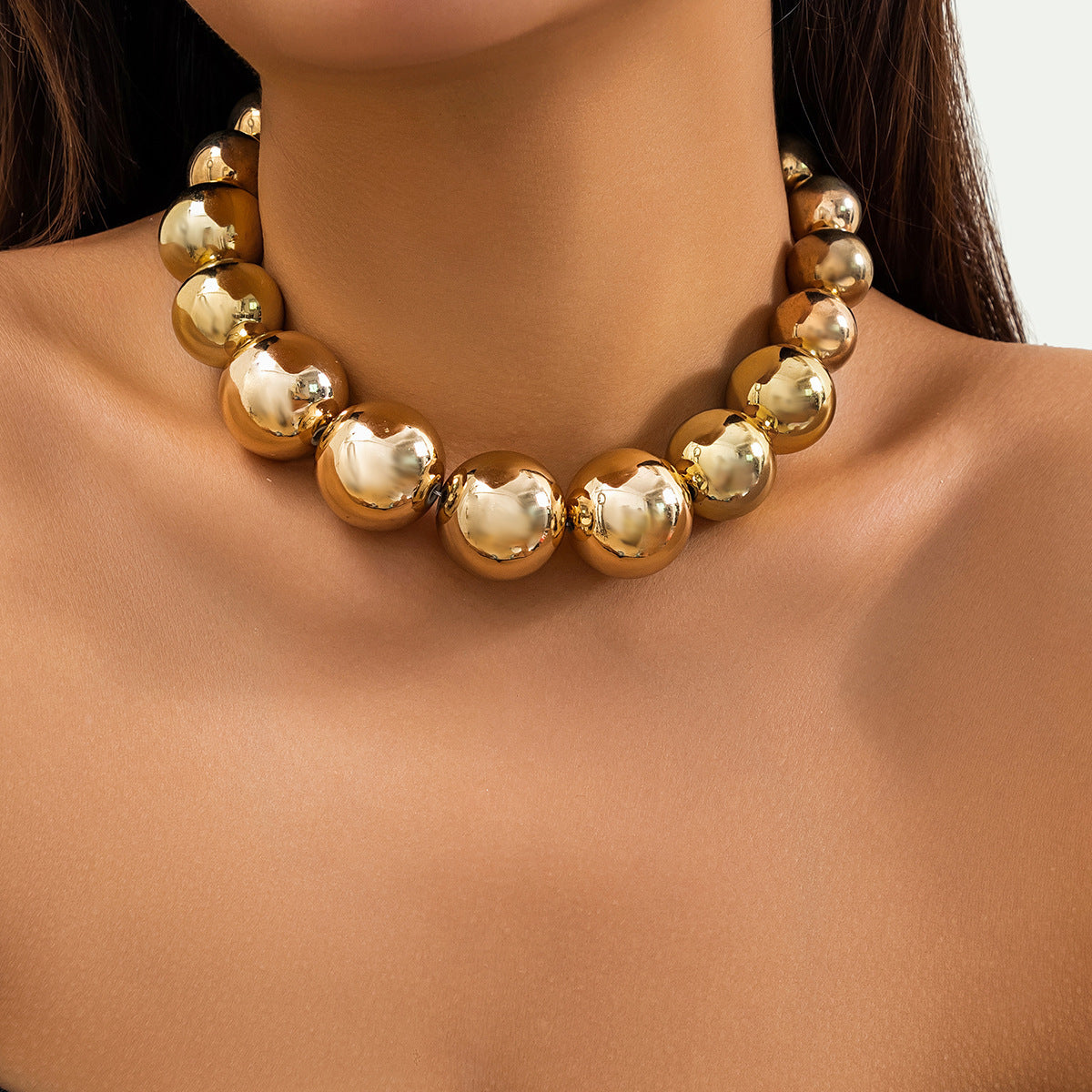 A versatile and high-end faux pearl heart-shaped stacked beaded chain