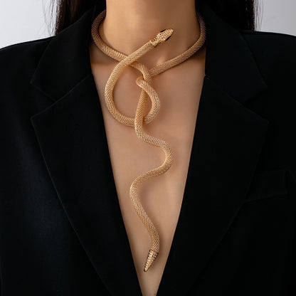 Flexibelt chokerhalsband i ormdesign som kan bäras på flera olika sätt
