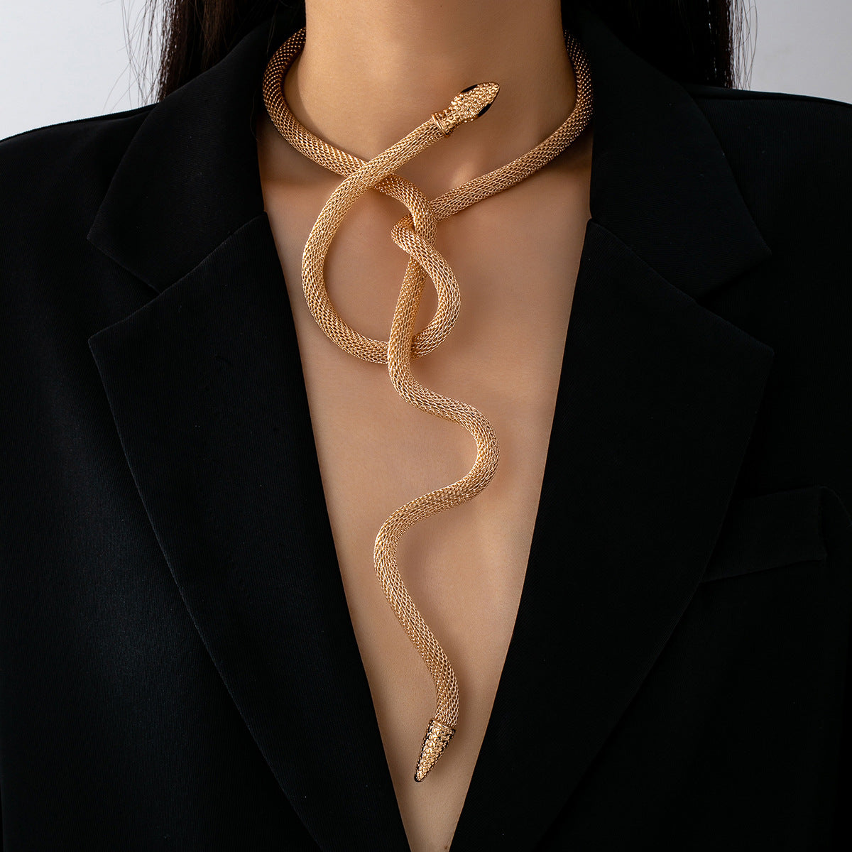 Flexibelt chokerhalsband i ormdesign som kan bäras på flera olika sätt