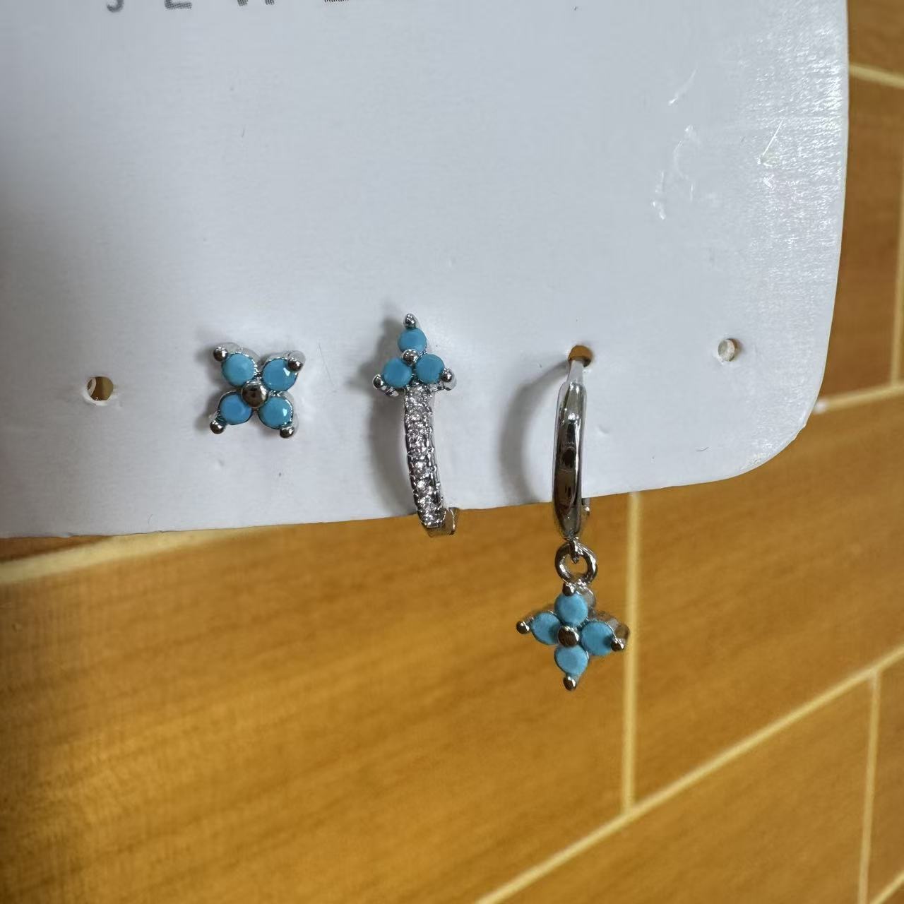 Set three earrings