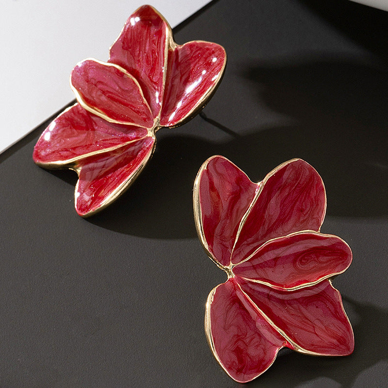 The autumn and winter Hong Kong-style maple leaf oil-dripping flower earrings have a design sense that belongs to the style of petal earrings