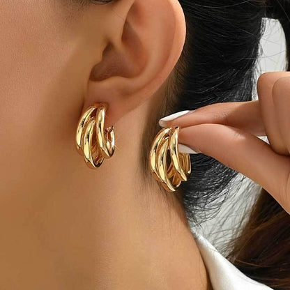 Ladies' earrings exude a sense of sophistication and elegance. They are versatile and suitable for daily commuting